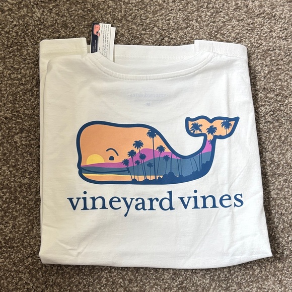 Vineyard Vines Tops - Vineyard Vines palm tree pocket tee - women’s medium
